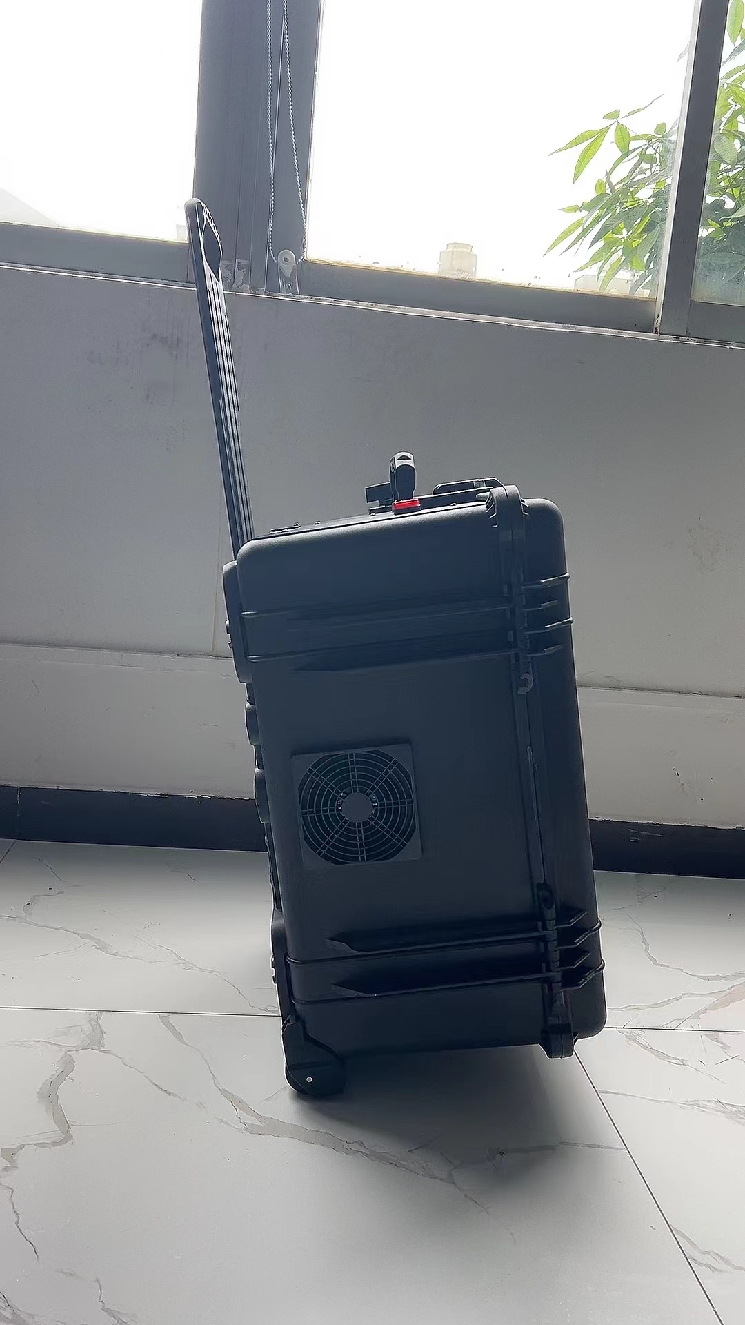 古塔手拉箱型移动通信干扰器